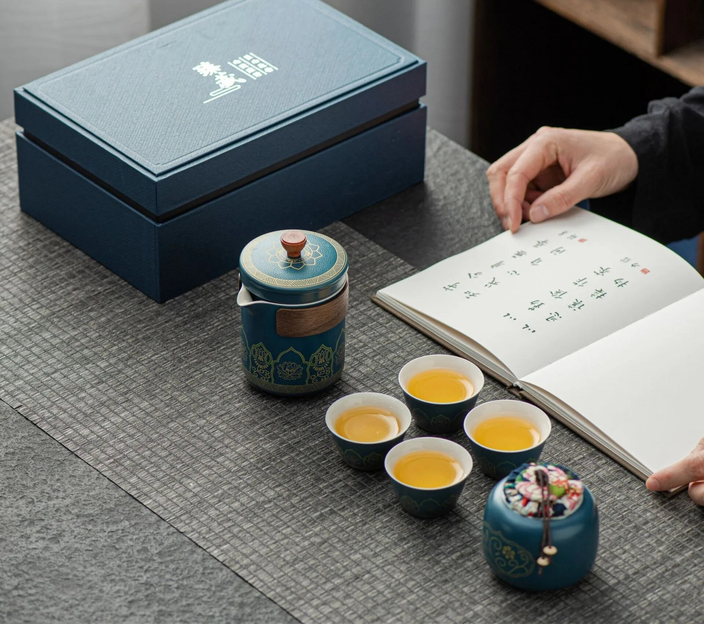Traditional Ceramic Gongfu Tea Set with Portable Storage Box – 6 Piece Traditional Tea Ceremony Gift Set