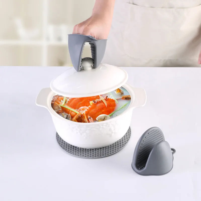 7 Piece - Silicone Kitchen Set – Heat Resistant Cooking Gloves, Mats, Brush & Clips