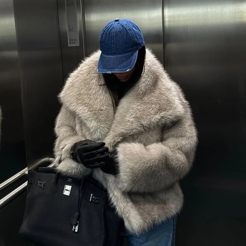 Lorvienne Oversized Faux Fur Coat – Women’s Short Plush Mongolian-Style Jacket with Wide Collar for Winter Party & Evening Outfits